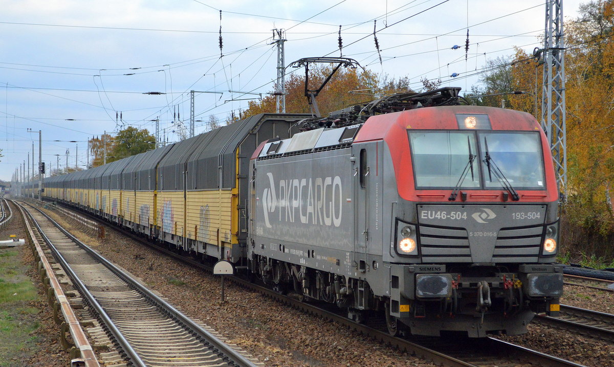PKP CARGO S.A., Warszawa [PL] mit  EU46-504  [NVR-Nummer: 91 51 5370 016-5 PL-PKPC] mit PKW-Transportzug am 07.11.19 Berlin Hirschgarten.