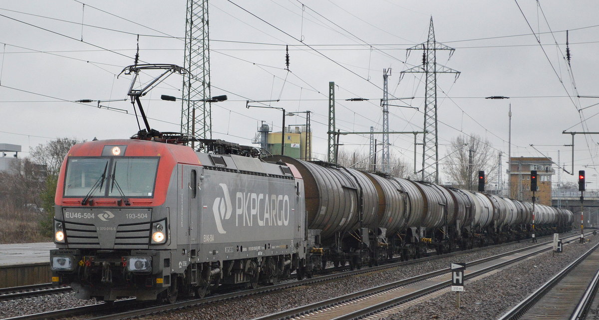 PKP CARGO S.A., Warszawa [PL] mit  EU46-504  [NVR-Nummer: 91 51 5370 016-5 PL-PKPC] und Kesselwagenzug (Benzol) am 09.01.20 Bf. Flughafen Berlin Schönefeld. 