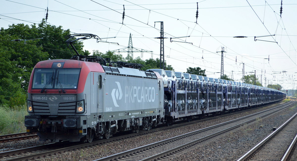 PKP CARGO S.A., Warszawa [PL] mit  EU46-512  [NVR-Nummer: 91 51 5370 024-9 PL-PKPC] und PKW-Transportzug (FIAT 500 aus polnischer Produktion) am 27.06.20 Bf. Saarmund.