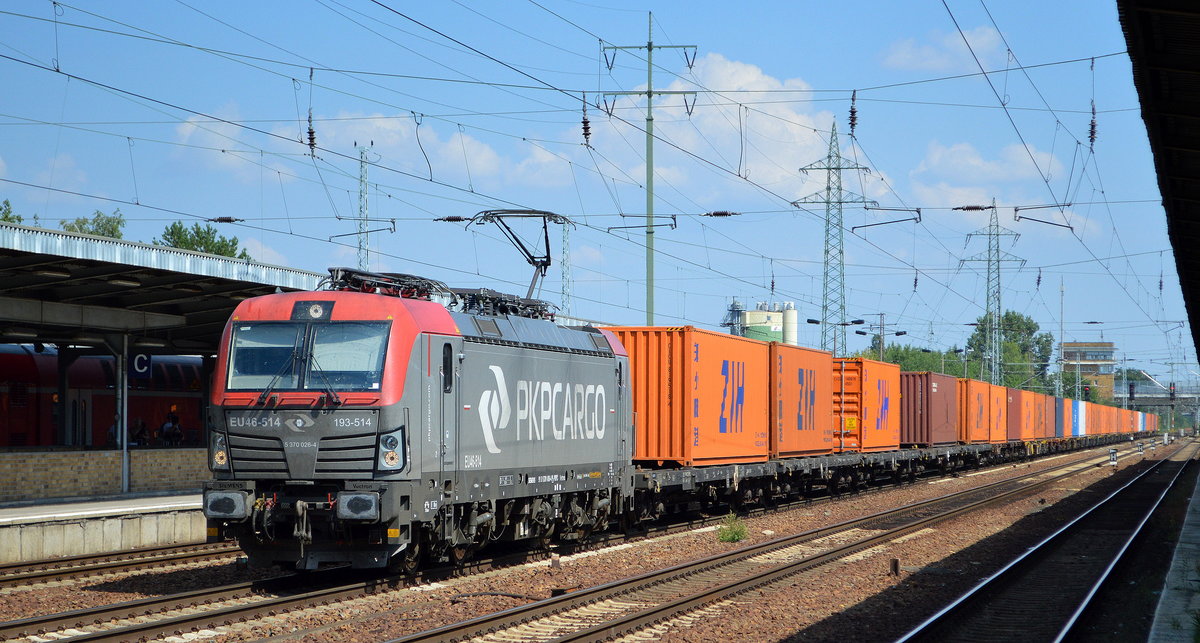 PKP CARGO S.A., Warszawa [PL] mit  EU46-514  [NVR-Nummer: 91 51 5370 026-4 PL-PKPC] und Containerzug am 17.08.20 Bf. Flughafen Berlin Schönefeld.