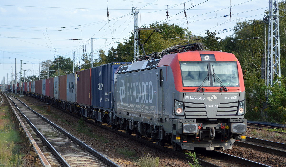 PKP CARGO S.A., Warszawa [PL] mit  EU46-505  [NVR-Nummer: 91 51 5370 017-3 PL-PKPC] und Containerzug am 29.09.20 Berlin Hirschgarten.