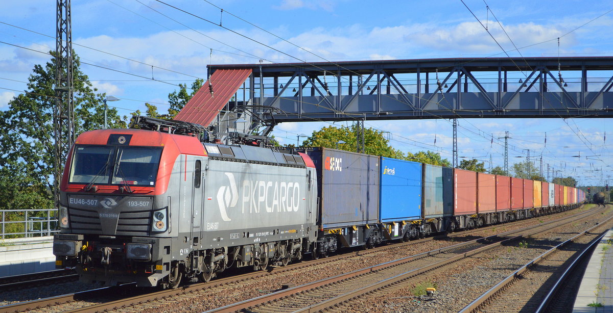PKP CARGO S.A., Warszawa [PL] mit  EU46-507  [NVR-Nummer: 91 51 5370 019-9 PL-PKPC) und Containerzug am 28.09.20 Bf. Saarmund.