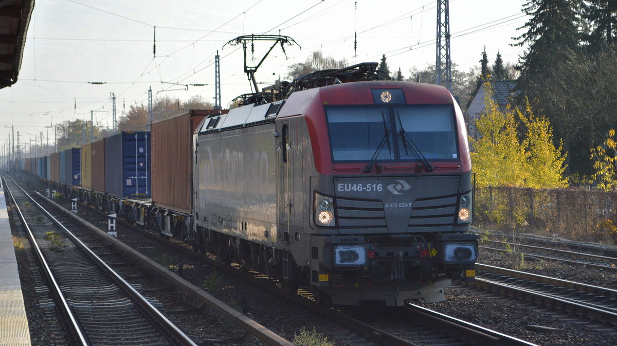 PKP CARGO S.A., Warszawa [PL] mit  EU46-516  [NVR-Nummer: 91 51 5370 029-8 PL-PKPC] und Containerzug am 13.11.20 Berlin Hirschgarten.