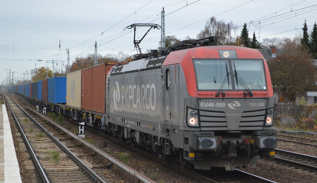 PKP CARGO S.A., Warszawa [PL] mit  EU46-509  [NVR-Nummer: 91 51 5370 021-5 PL-PKPC] und Containerzug am 17.11.20 Bf. Berlin Hirschgarten.