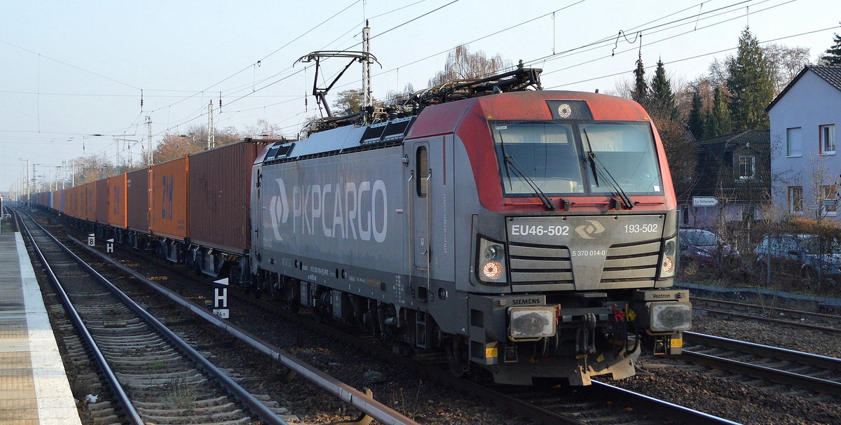 PKP CARGO S.A., Warszawa [PL] mit  EU46-502  [NVR-Nummer: 91 51 5370 014-0 PL-PKPC] und Containerzug am 08.12.20 Bf. Berlin Hirschgarten.