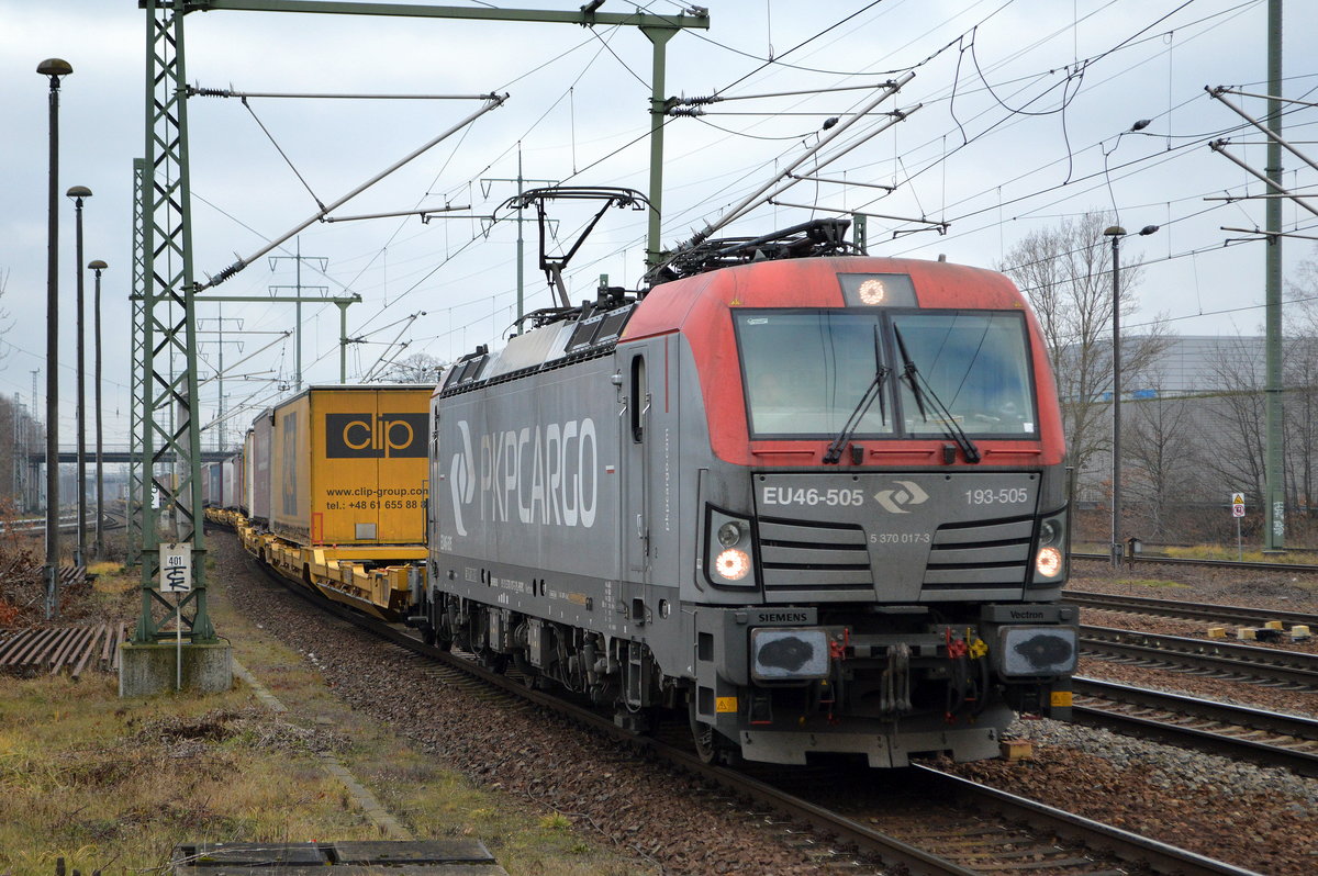 PKP CARGO S.A., Warszawa [PL] mit  EU46-505  [NVR-Nummer: 91 51 5370 017-3 PL-PKPC] und Taschenwagenzug fährt kurz zum Personalwechsel im Bf. Flughafen BER Terminal 5 ein, dann geht es weiter Richtung Frankfurt/Oder nach Polen, 16.12.20 