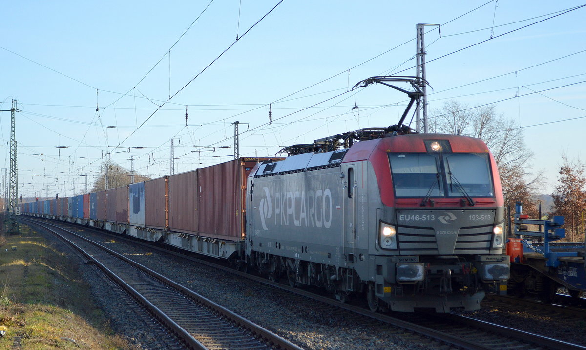 PKP CARGO S.A., Warszawa [PL] mit  EU46-513  [NVR-Nummer: 91 51 5370 025-6 PL-PKPC] und Containerzug  am 18.12.20 Durchfahrt Bf. Saarmund. Viele Grüße an den Tf. !!!!!