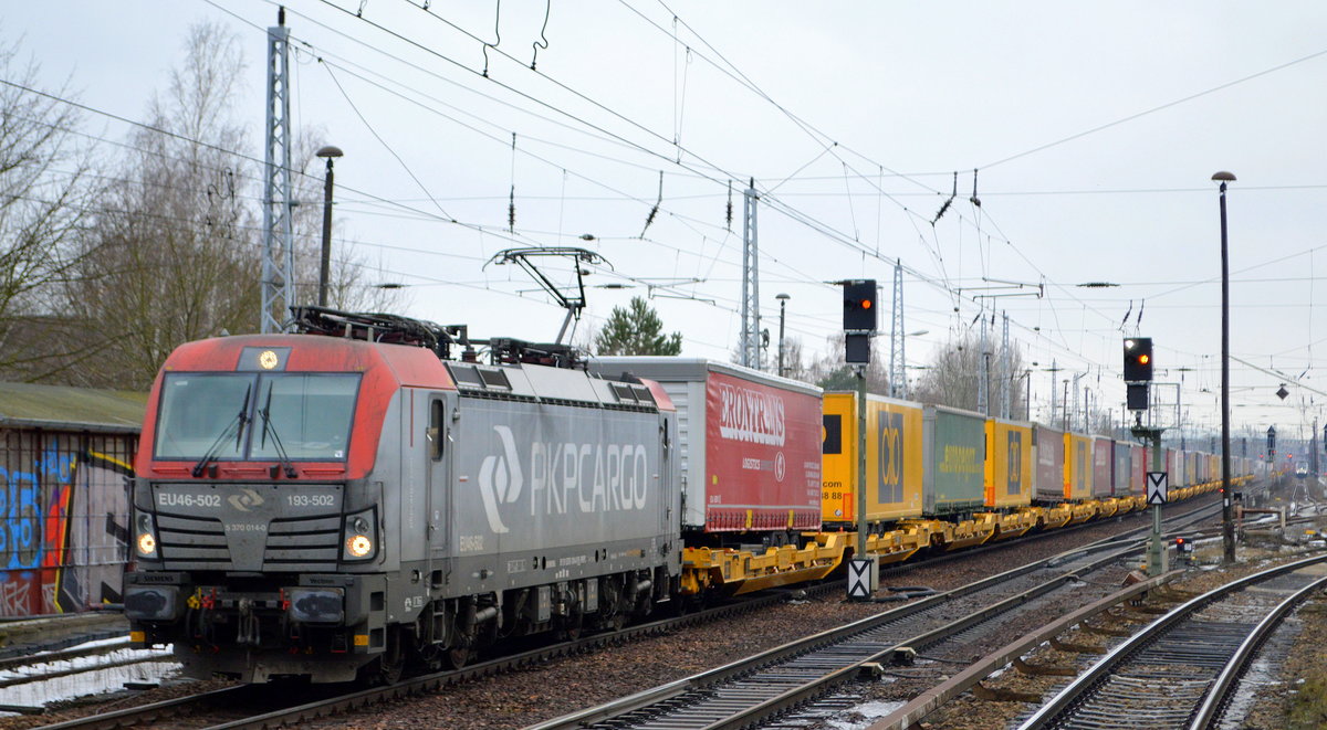 PKP CARGO S.A., Warszawa [PL]  mit  EU46-502  [NVR-Nummer: 91 51 5370 014-0 PL-PKPC] und Taschenwagenzug nach Rzepin (Polen) am 17.02.21 Berlin Hirschgarten.