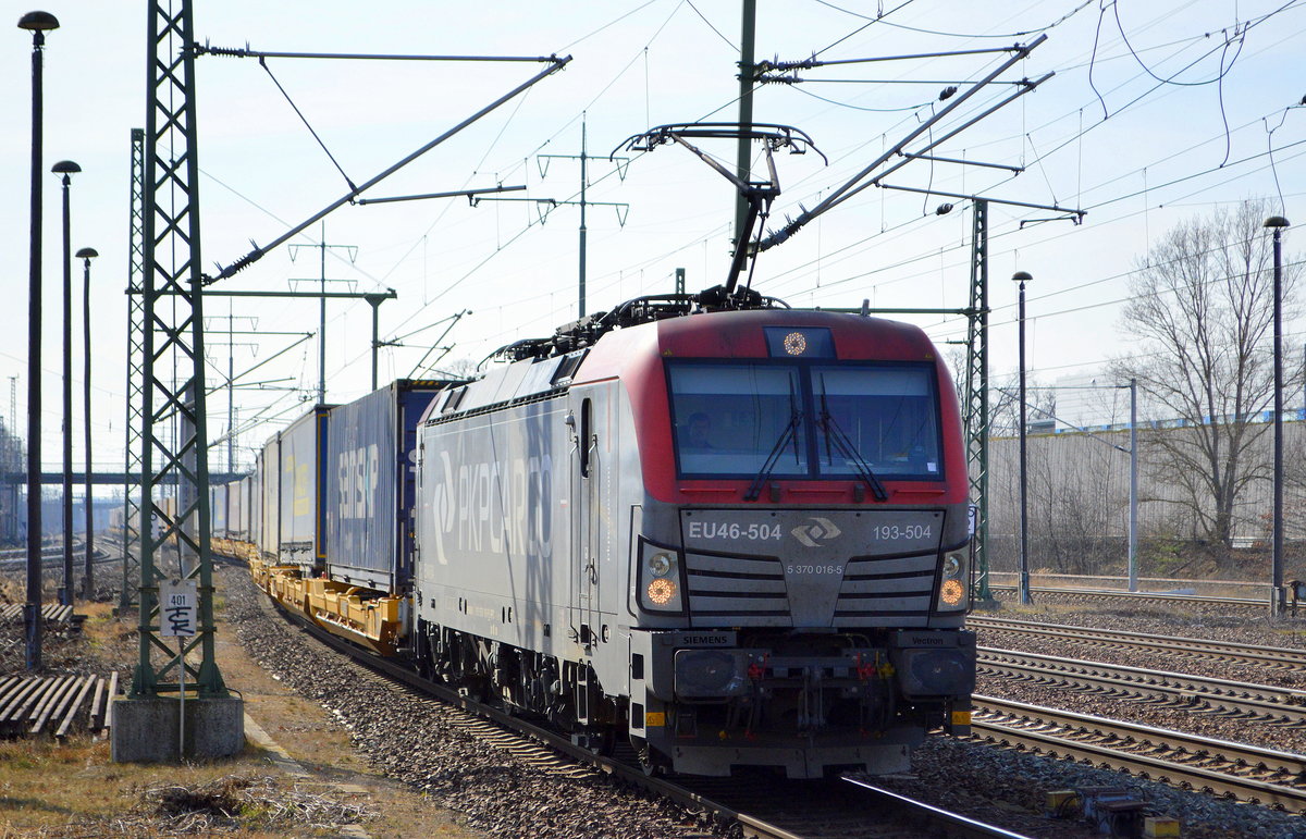 PKP CARGO S.A., Warszawa [PL] mit  EU46-504  [NVR-Nummer: 91 51 5370 016-5 PL-PKPC] und Taschenwagenzug fährt zum Personalwechsel im Bf. Flughafen BER Terminal 5 ein am 10.03.21 bevor es weiter nach Rzepin (Polen) geht. 