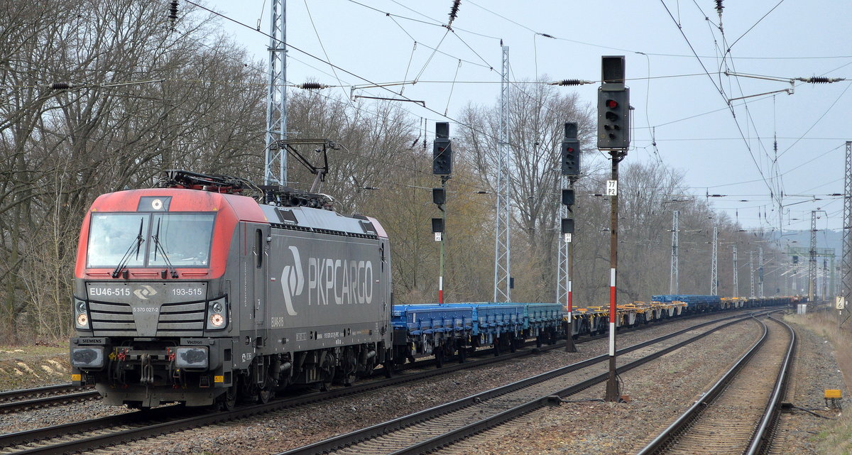 PKP CARGO S.A., Warszawa [PL] mit  EU46-515  [NVR-Nummer: 91 51 5370 027-2 PL-PKPC] und einem Leerzug Containertragwagen Richtung Polen am 26.03.21 Durchfahrt Bf. Saarmund.