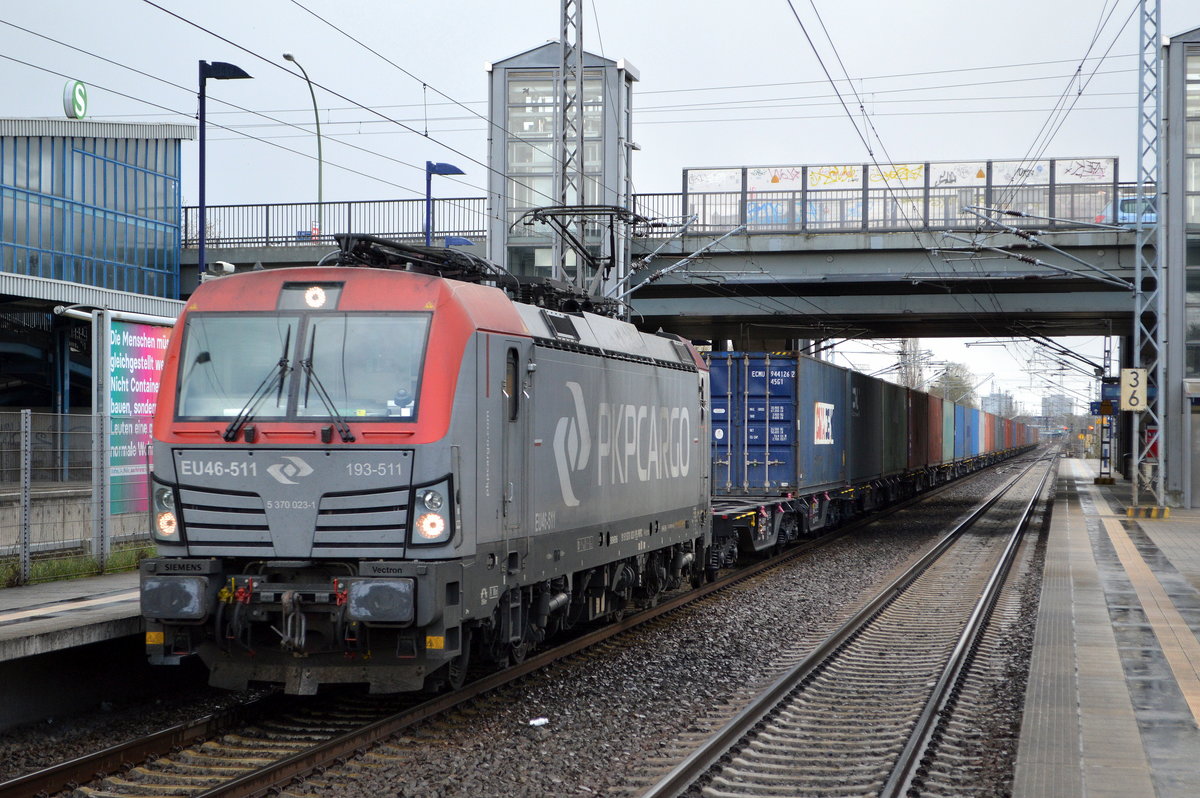PKP CARGO S.A., Warszawa [PL] mit  EU46-511  [NVR-Nummer: 91 51 5370 023-1 PL-PKPC] und Containerzug am 06.04.21 Durchfahrt Bf. Berlin Hohenschönhausen Richtung Norden.
