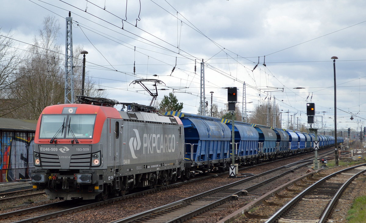 PKP CARGO S.A., Warszawa [PL] mit  EU46-509  [NVR-Nummer: 91 51 5370 021-5 PL-PKPC] mit einem Ganzzug Schüttgutwagen mit Schwenkdach am 12.04.21 Berlin Hirschgarten Richtung Frankfurt/Oder.