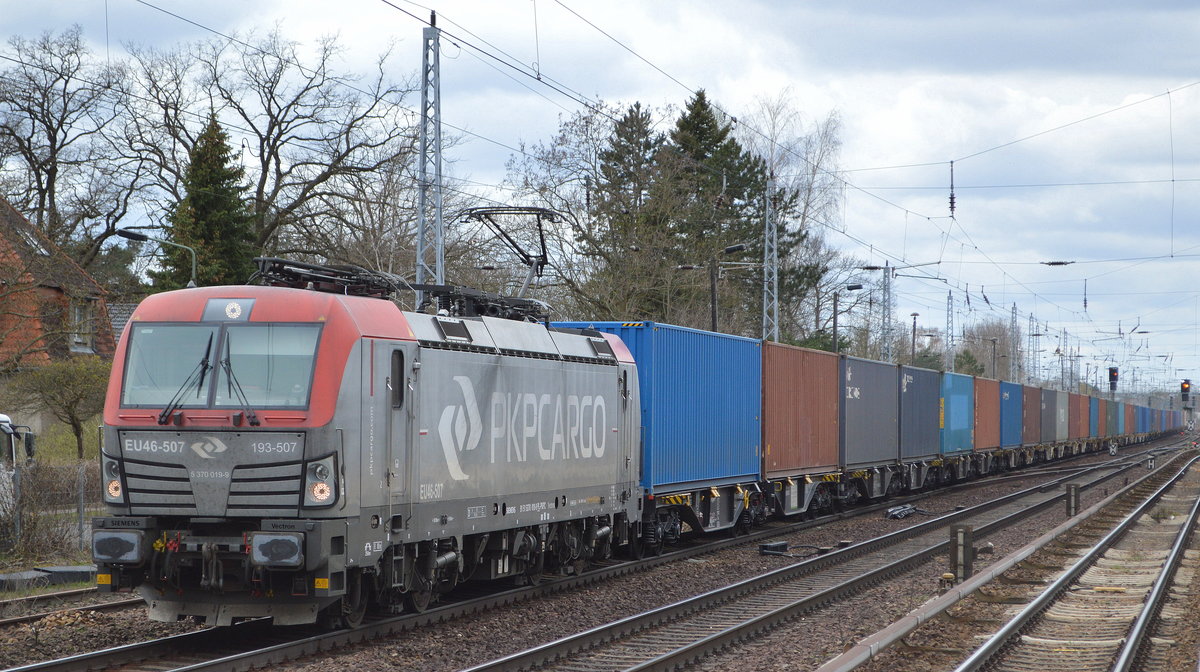 PKP CARGO S.A., Warszawa [PL] mit  EU46-507  [NVR-Nummer: 91 51 5370 019-9 PL-PKPC] und Containerzug Richtung Polen am 12.04.21 Berlin Hirschgarten.