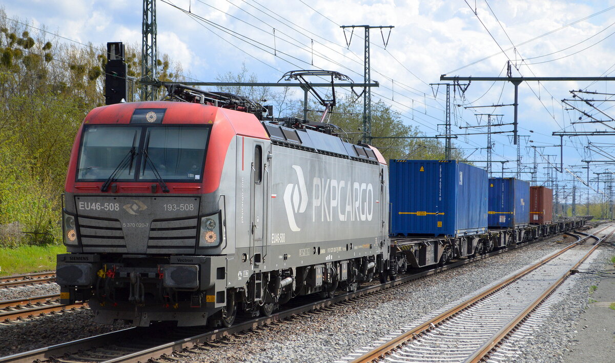 PKP CARGO S.A., Warszawa [PL] mit  EU46-508  [NVR-Nummer: 91 51 5370 020-7 PL-PKPC] und Containerzug am 06.05.21 Durchfahrt Bf. Golm (Potsdam).