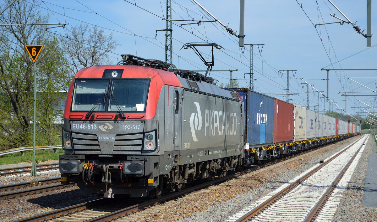 PKP CARGO S.A., Warszawa [PL] mit  EU46-513  [NVR-Nummer: 91 51 5370 025-6 PL-PKPC] und Containerzug am 11.05.21 Durchfahrt Bf. Golm (Potsdam).
