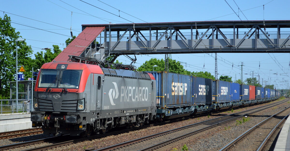 PKP CARGO S.A., Warszawa [PL] mit der  EU46-518  [NVR-Nummer: 91 51 5370 031-4 PL-PKPC] und Containerzug am 03.06.21 Durchfahrt Bf. Saarmund.
