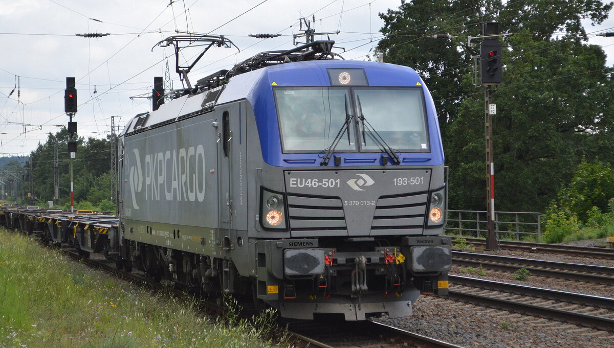 PKP CARGO S.A., Warszawa [PL] mit  EU46-501  [NVR-Nummer: 91 51 5370 013-2 PL-PKPC] und einen Güterzug Containertragwagen (leer) Richtung Polen am 31.08.21 Durchfahrt Bf. Saarmund.