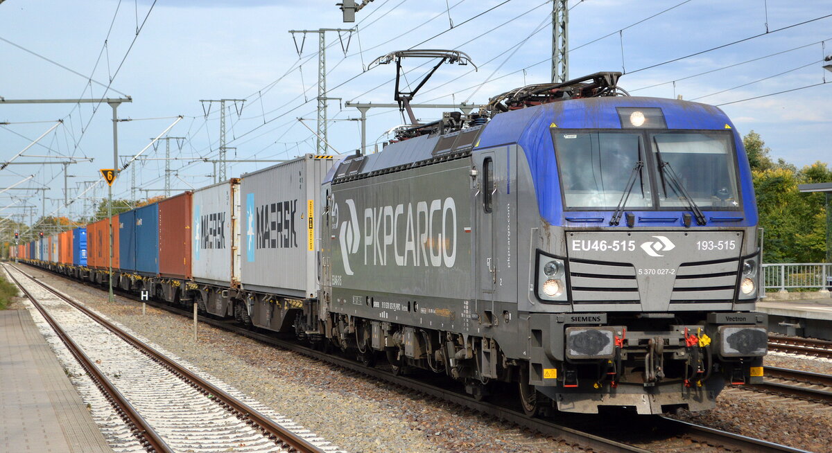 PKP CARGO S.A., Warszawa [PL] mit  EU46-515  [NVR-Nummer: 91 51 5370 027-2 PL-PKPC] und Containerzug am 20.10.21 Durchfahrt Bf. Golm (Potsdam).