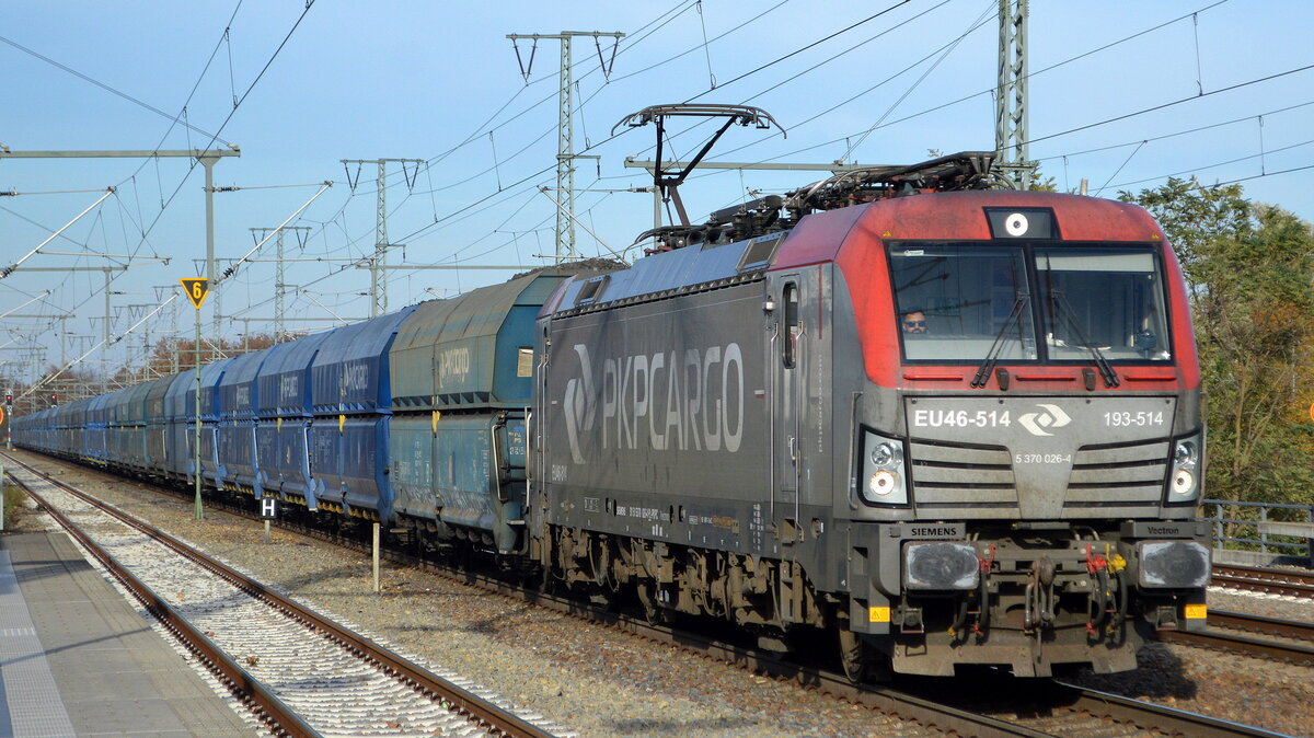 PKP CARGO S.A., Warszawa [PL] mit  EU46-514  [NVR-Nummer: 91 51 5370 026-4 PL-PKPC] und Schüttgutwagen mit Kohle am 10.11.21 Durchfahrt Bf. Golm. 