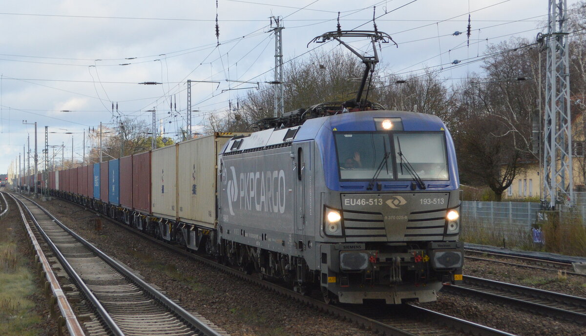 PKP CARGO S.A., Warszawa [PL] mit  EU46-513  [NVR-Nummer: 91 51 5370 025-6 PL-PKPC] und Containerzug am 16.12.21 Berlin Hirschgarten. Weihnachtliche Grüße und Guten Rutsch an den TF. !!!!