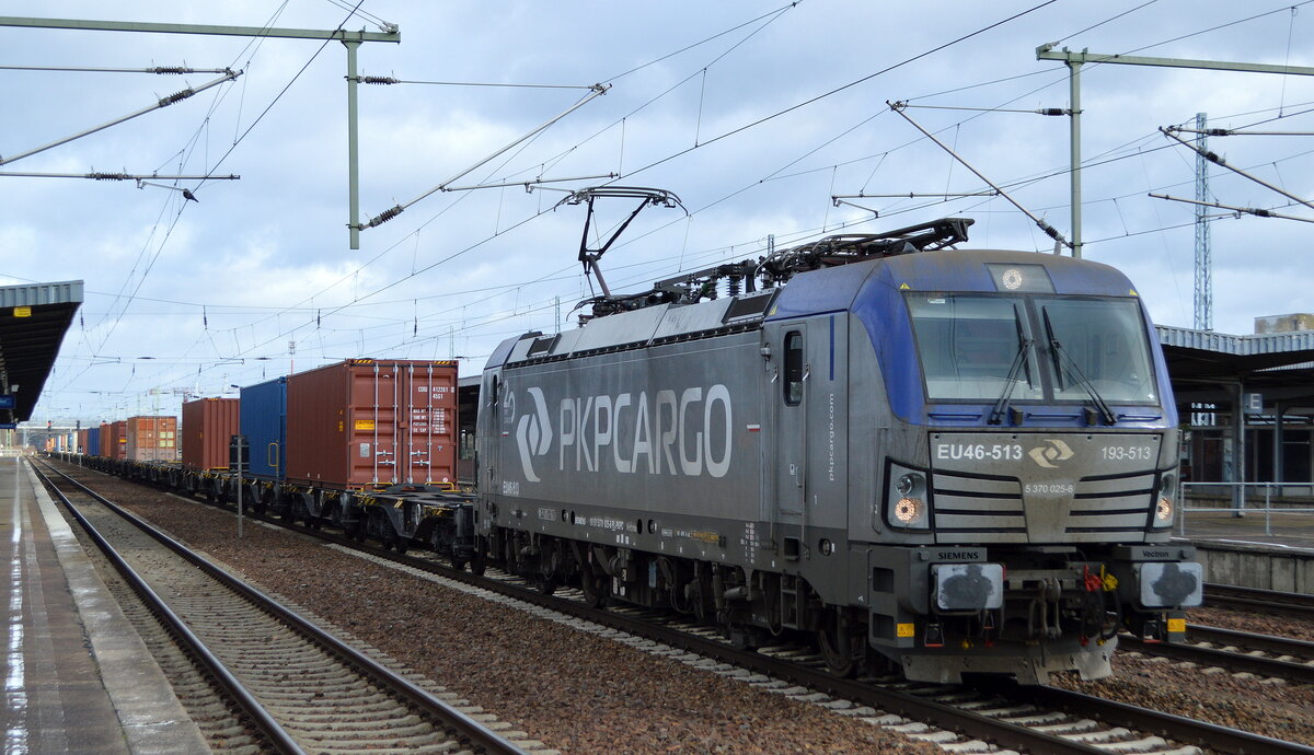 PKP CARGO S.A., Warszawa [PL] mit  EU46-513  [NVR-Nummer: 91 51 5370 025-6 PL-PKPC] und Containerzug am 07.02.22 Durchfahrt Bf. Flughafen BER - Terminal 5.