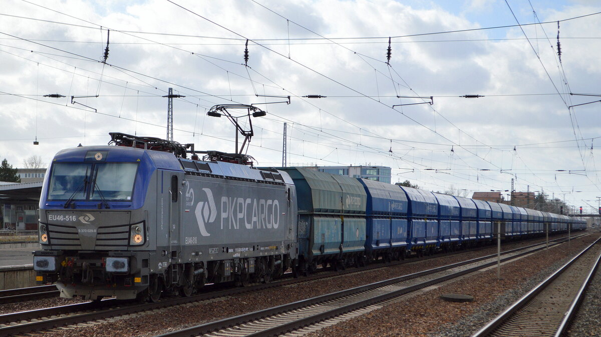 PKP CARGO S.A., Warszawa [PL] mit  EU46-516  [NVR-Nummer: 91 51 5370 029-8 PL-PKPC] und firmeneigenen Schüttgutwagenzug Richtung Polen am 23.02.22 Durchfahrt Bf. Flughafen BER - Terminal 5.