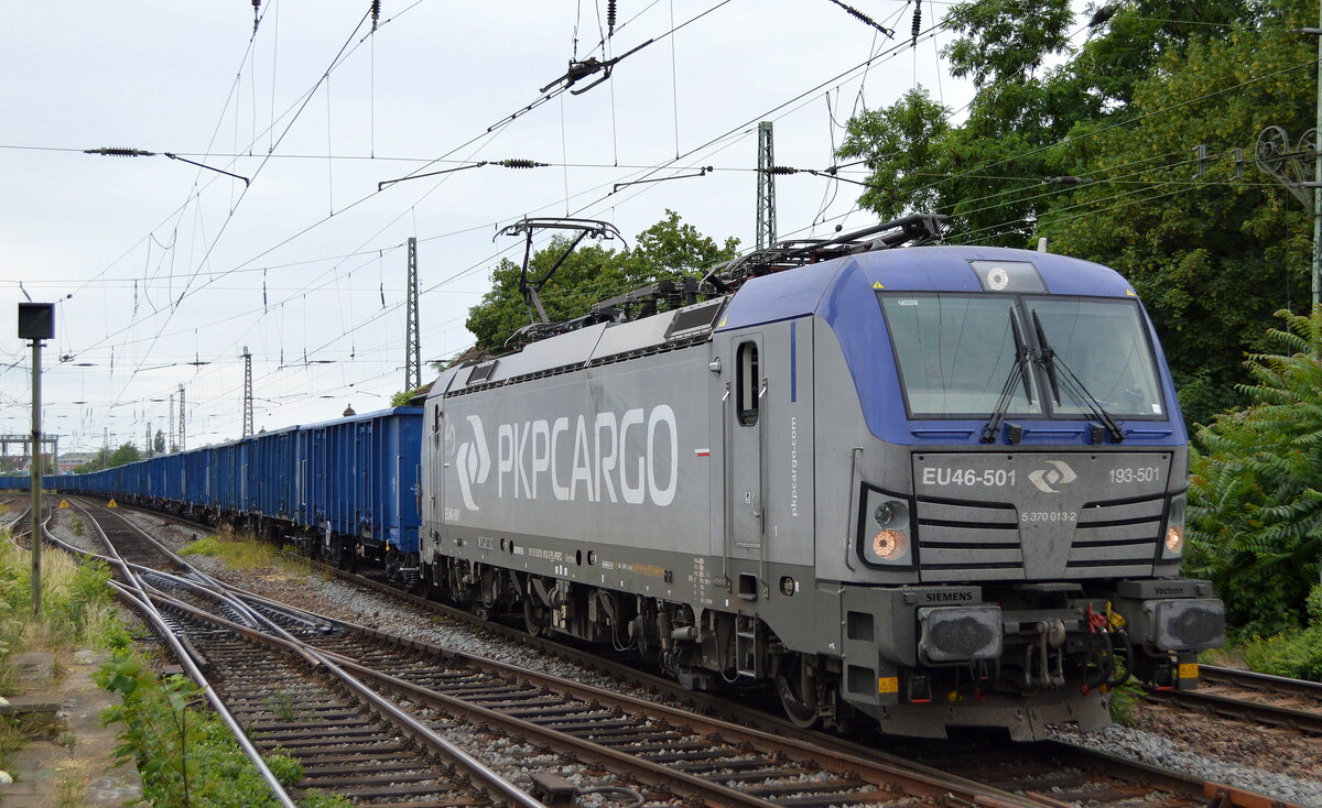 PKP CARGO S.A., Warszawa [PL] mit  EU46-501  [NVR-Nummer: 91 51 5370 013-2 PL-PKPC] und einem Ganzzug offener Drehgestell-Güterwagen (leer) am 29.06.22 Vorbeifahrt Bahnhof Magdeburg-Neustadt.