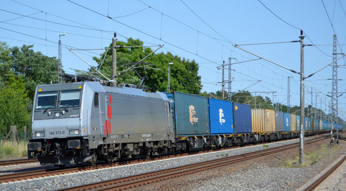 PKP CARGO S.A., Warszawa [PL] mit der Akiem Lok  186 372-9  [NVR-Nummer: 91 80 6186 372-9 D-AKIEM] und Containerzug am 19.07.22 Durchfahrt Bahnhof Glöwen.