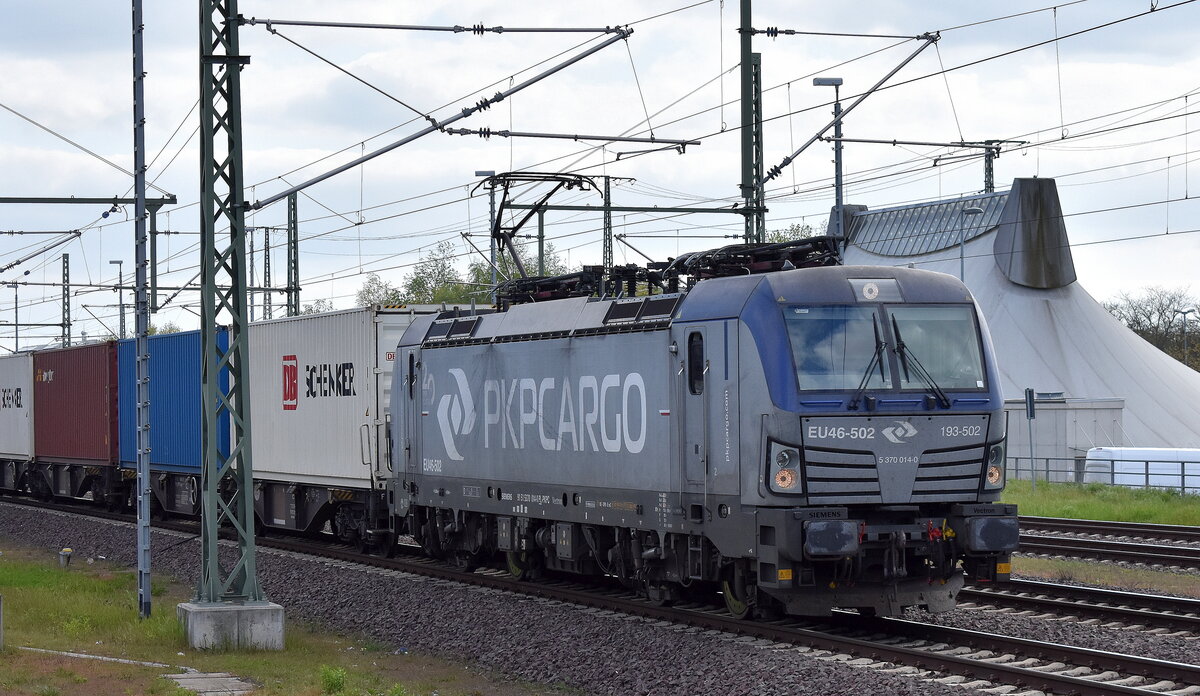 PKP CARGO S.A., Warszawa [PL] mit ihrer  EU46-502  [NVR-Nummer: 91 51 5370 014-0 PL-PKPC] und einem Containerzug am 02.05.23 Vorbeifahrt Magdeburg Hbf.