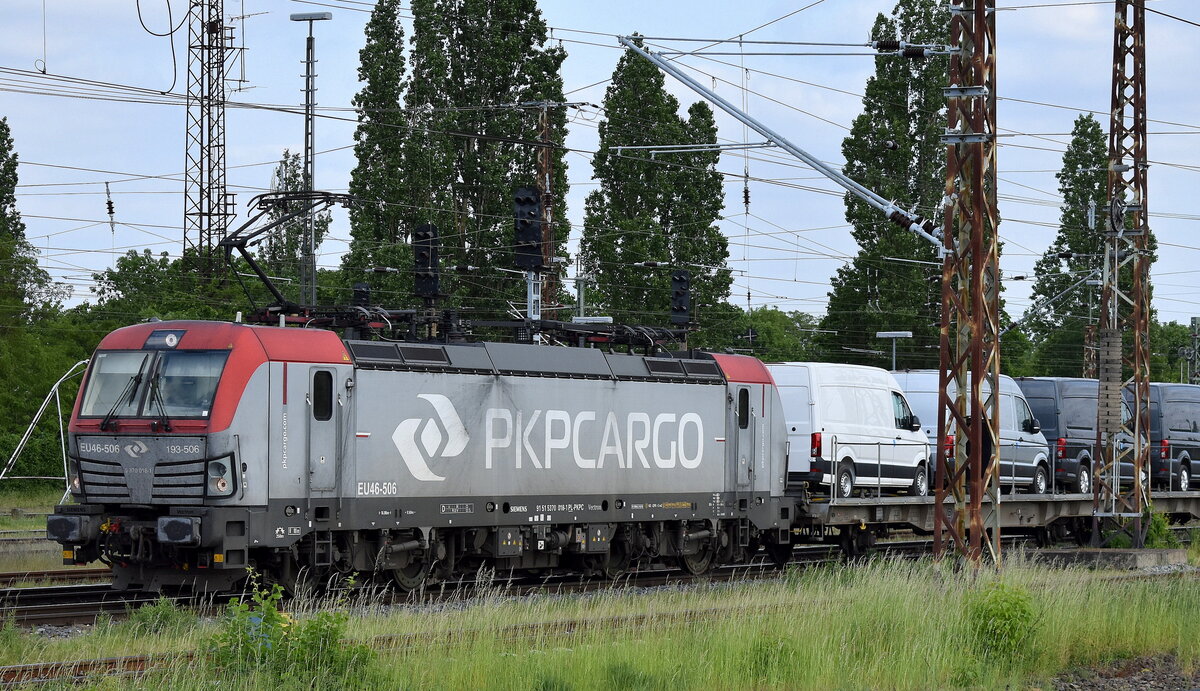 PKP CARGO S.A., Warszawa [PL] mit ihrer  EU46-506  [NVR-Nummer: 91 51 5370 018-1 PL-PKPC] und einem Nutzfahrzeug-Transportzug am 24.05.23 Vorbeifahrt Bahnhof Frankfurt (Oder).