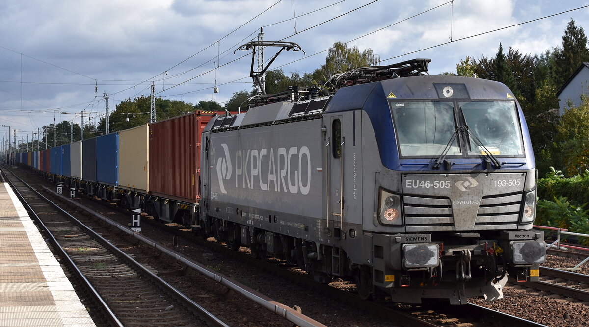 PKP CARGO S.A., Warszawa [PL] mit ihrer  EU46-505  [NVR-Nummer: 91 51 5370 017-3 PL-PKPC] und Containerzug am 04.10.23 Berlin Hirschgarten.