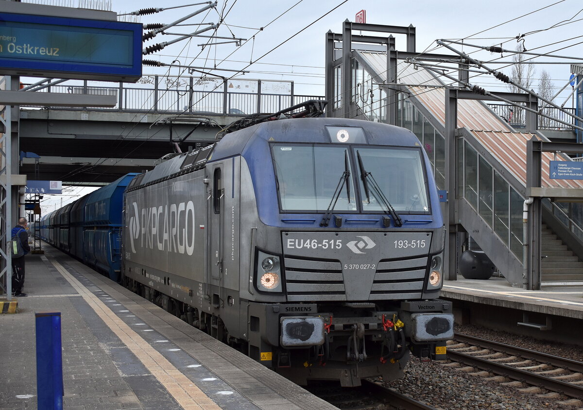 PKP CARGO S.A., Warszawa [PL] mit ihrer  EU46-515  [NVR-Nummer: 91 51 5370 027-2 PL-PKPC] und einem Ganzzug Selbstentladewagen (leer) Richtung Polen am 26.02.24 Durchfahrt Bahnhof Berlin Hohenschönhausen.