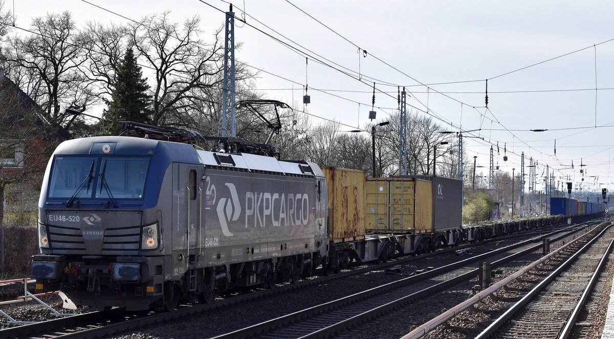 PKP CARGO S.A., Warszawa [PL]  mit ihrer  EU46-520  [NVR-Nummer: 91 51 5370 033-0 PL-PKPC]
und einem schwach ausgelastetem Containerzug Richtung Frankfurt/Oder weiter nach Polen am 18.03.24 Höhe Bahnhof Berlin-Hirschgarten.  