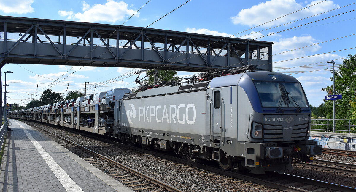 PKP CARGO S.A., Warszawa [PL]  mit ihrer  EU46-520  [NVR-Nummer: 91 51 5370 033-0 PL-PKPC] und einem PKW-Transportzug (fabrikneue TOYOTA SUV) am 24.06.24 Höhe Bahnhof Saarmund.