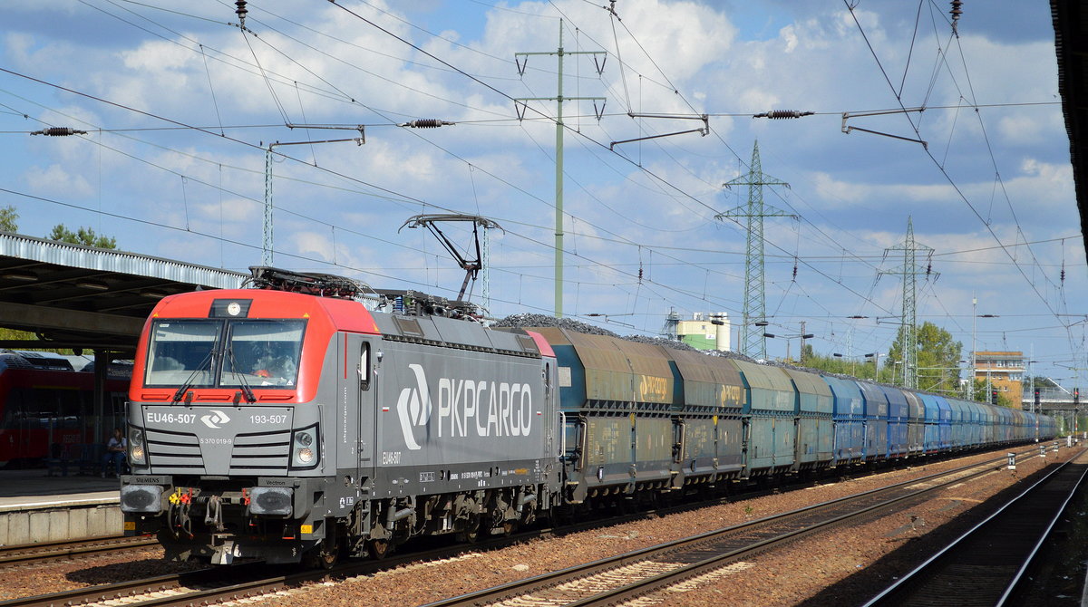 PKP CARGO S.A.mit  EU46-507  [NVR-Number: 91 51 5370 019-9 PL-PKPC] und einem Ganzzug Schüttgutwagen mit Kohle beladen am 04.09.18 Bf. Flughafen Berlin-Schönefeld.