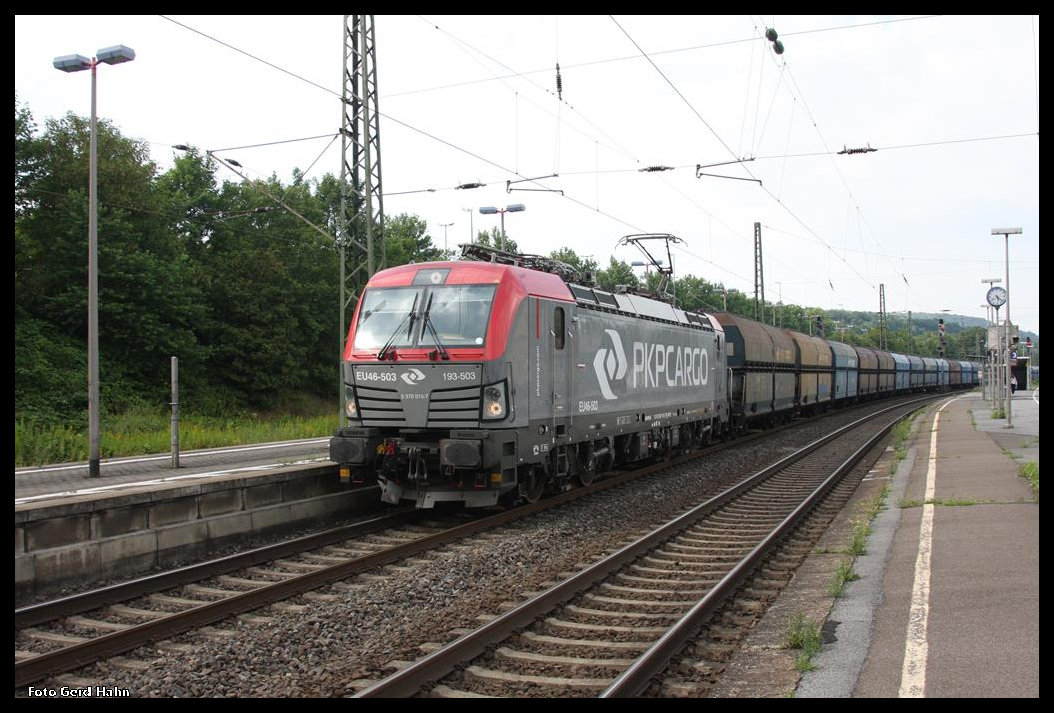 PKP Cargo Vectron 193-503 bzw. EU 46-503 kam am 29.07.2016 um 17.23 Uhr mit einem voll beladenen Kokszug in Richtung Ruhrgebiet fahrend durch den Bahnhof Brackwede.