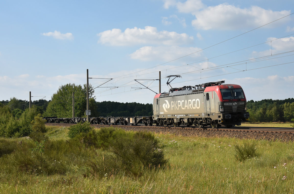 PKP Cargo Vectron 370 020-7/193-508 mit einem leeren Containerzug kommend aus Richtung Hamburg.  3km östlich von Büchen, 23.07.2018