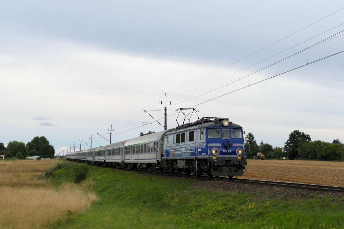 PKP EP07-312 mit TLK18114 nach Kolobrzeg am 06.08.2021 nahe Sianozety.