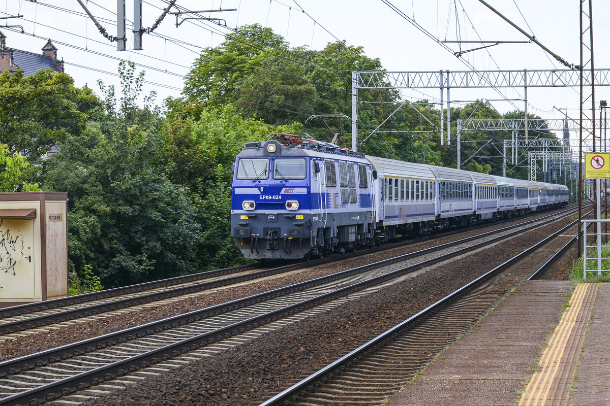 PKP EP09-024 auf der Strecke zwischen Gdingen (Gdynia) und Danzig (Gdańsk). Aufnahme: 14. August 2019.