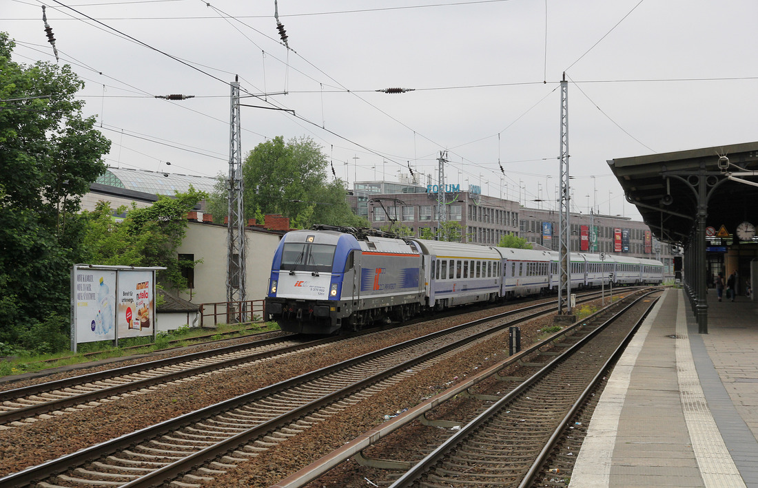 PKP IC 5 370 002 durchfährt mit einem EuroCity den Bahnhof Berlin-Köpenick.
Aufgenommen am 11. Mai 2018.