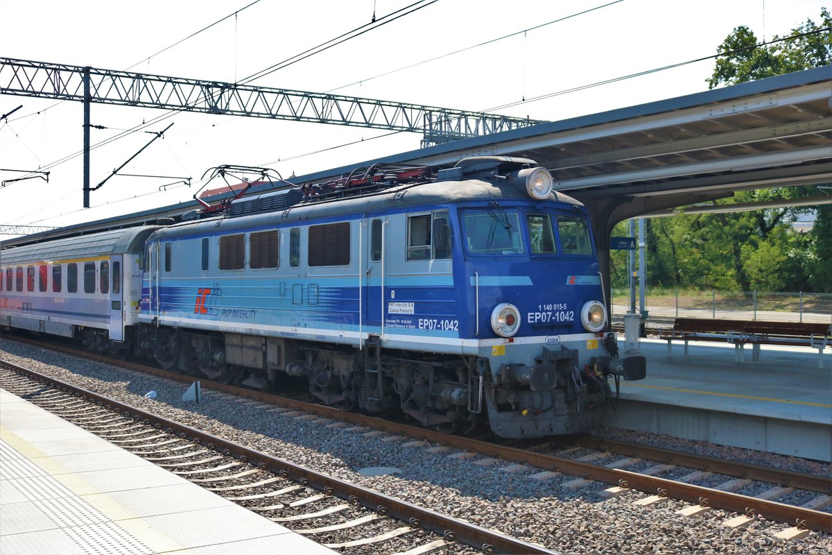 PKP IC Altbaulok EP07 1042 140 015-5 am 16.07.18 in Poznan Glownly (Polen) mit einen IC 