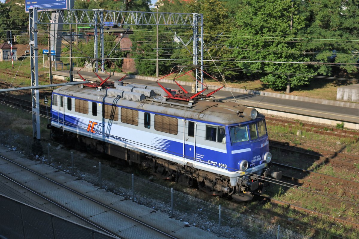 PKP IC Altbaulok EP07 1069 140 012-2 am 14.07.18 in Poznan Glownly (Polen) von einer Brücke aus fotografiert