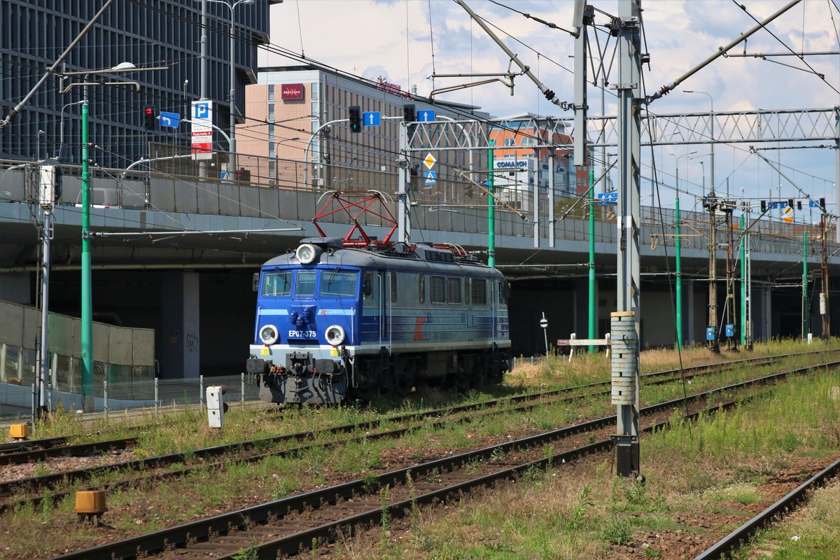 PKP IC Altbaulok EP07 375 140 074-2 am 16.07.18 in Poznan Glownly (Polen) vom Bahnsteig aus fotografiert