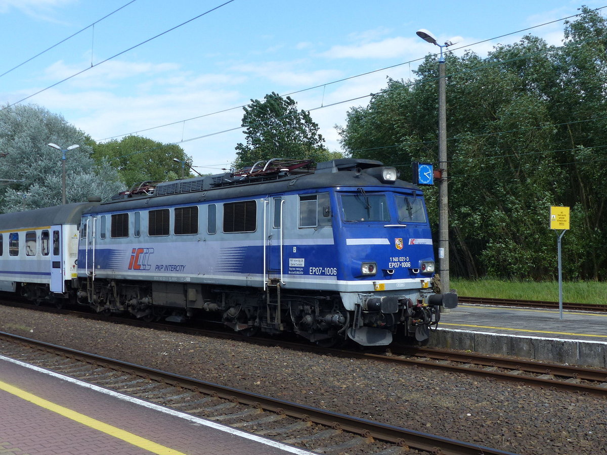 PKP IC EP07-1006 nach der Ankunft mit dem IC 48112  BARNIM  aus Katowice, am 12.06.2017 in Swinoujscie.