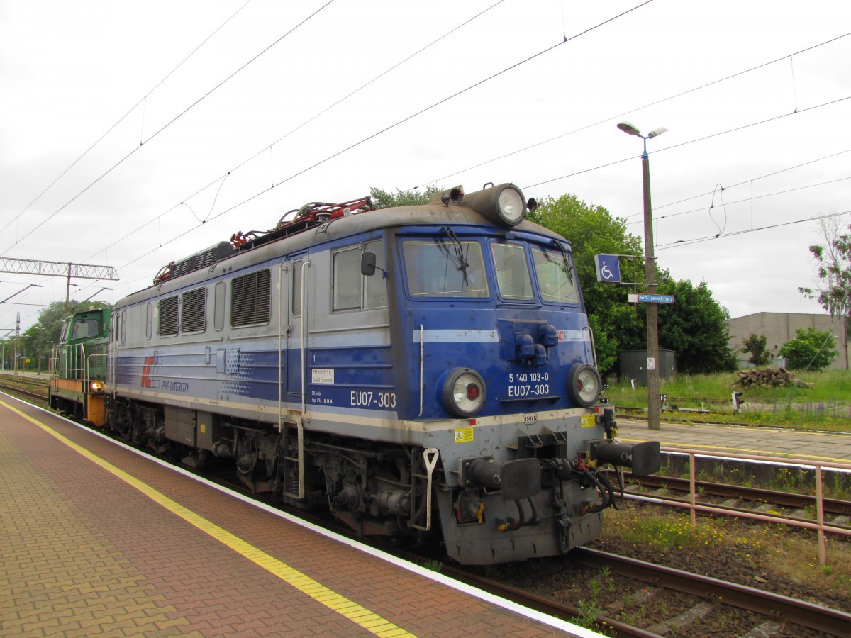PKP IC EU07-303 (81 51 5140 103-0 PL-PKPIC) wird nach der Ankunft mit dem TLK 38260 aus Przemysl Gl. am 31.05.2014 in Swinoujscie von der PCC Rail 401Da-324 nach dem umsetzen zurck an die Wagen gefahren.