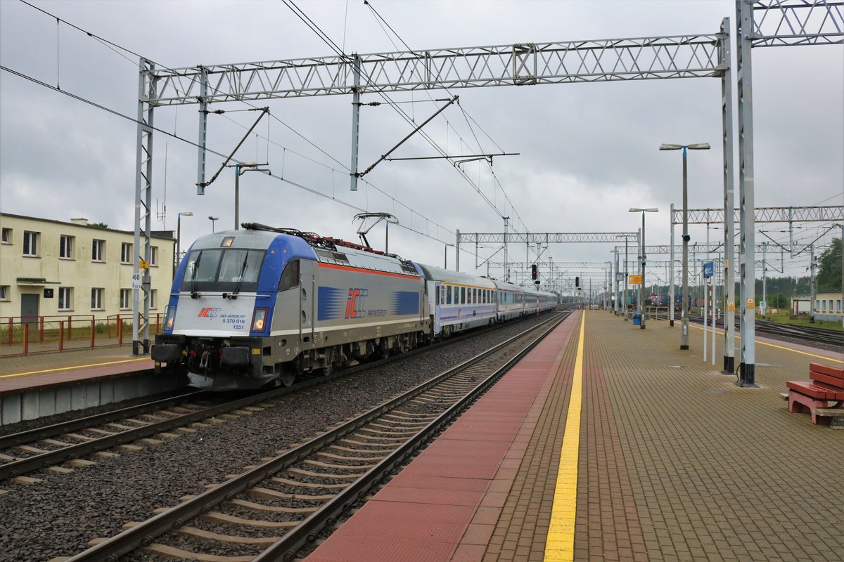 PKP IC Siemens Taurus 370 010 1251 am 18.07.18 in Rzepin (Polen) mit dem EC nach Warschau