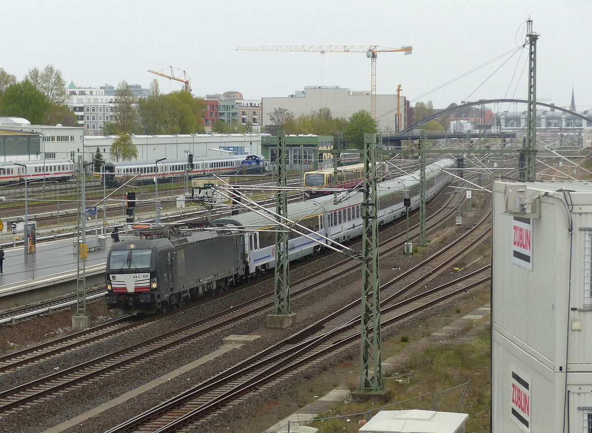 PKP Intercity 193 625 mit dem EC 248  Wisla  von Warszawa Wschodnia nach Berlin Hbf (tief), am 20.04.2022 am S-Bahnhof Berlin Warschauer Straße.