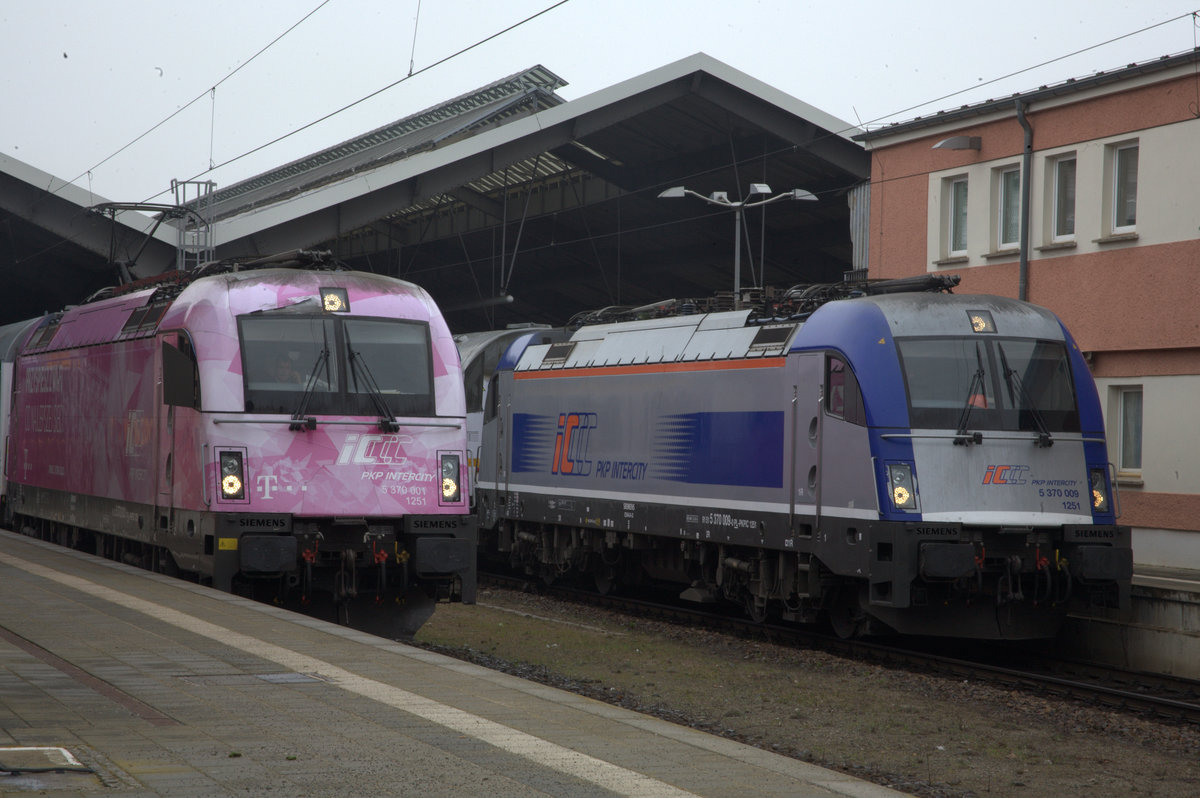 PKP Intercity 5 370 009 und 5 370 001 im verwaschenen Telekomstyle eintrchtig nebeneinander abfahrbereit in Poznan/Polen. 25.03.2016, 11:48 Uhr