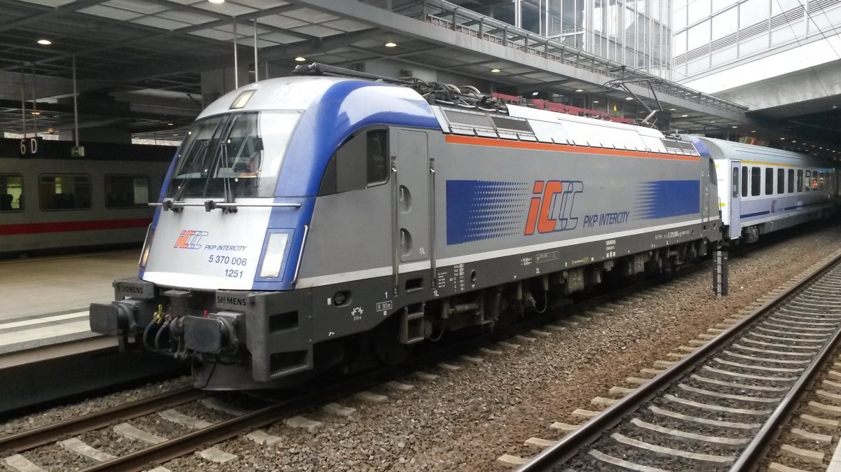 PKP Intercity EU44 Husarz  5 370 006 1251 E-Lok mit Wagon im Bahnhof –Südkreuz am 15.11.14 beobachtet.





