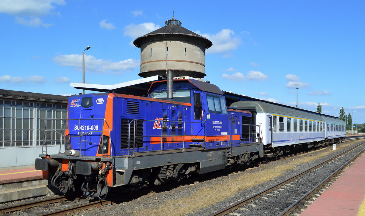 PKP Intercity mit der Diesellok  SU4210-008/5 630 092-5  (NVR:  98 51 5 630 092-5 PL-PKPIC ) mit zei Personenwagen bei der Einfahrt im oberen Teil des Bf. Kostrzyn (Polen).